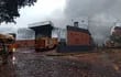 Bomberos siguen trabajando para extinguir incendio en depósitos ubicados en Fernando de la Mora.