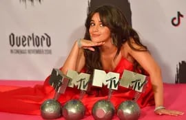 La cantante Camila Cabello, tras la entrega de los premios MTV.