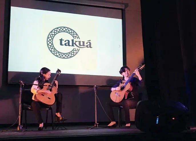Las guitarristas Salma Gómez y Micaela Núñez conforman el Dúo Takua, que abrirá el festival.