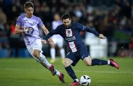 Lionel Messi en acción ante el jugador del Toulouse, Anthony Rouault, durante el partido que París SG ganó ayer 2-1 con gol decisivo del delantero argentino.