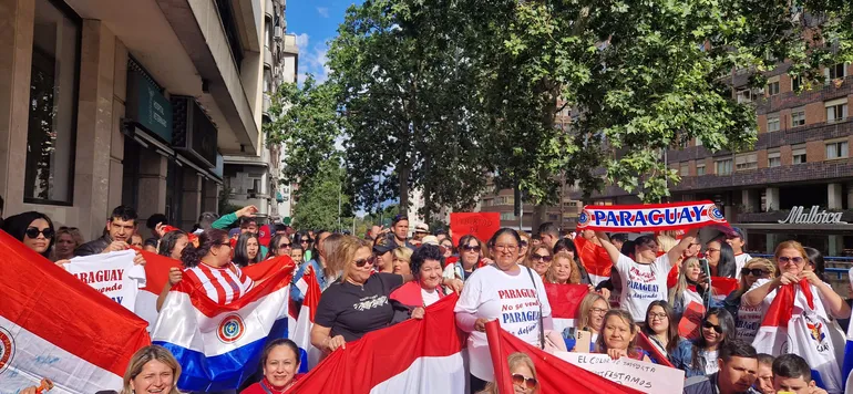 Paraguayos en Madrid honrando a la patria el Día de la Independencia de Paraguay