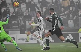 El serbio Dusan Vlahovic anota para Juventus colocando el balón por encima del arquero de Hellas Verona, Lorenzo Montipo.