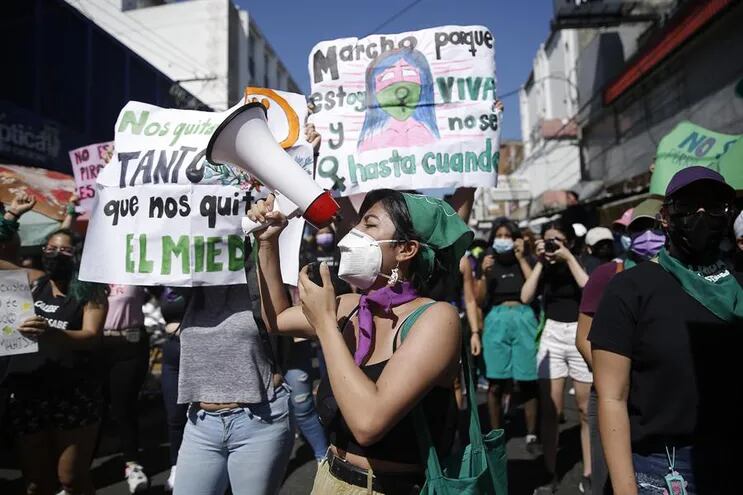 Integrantes de organizaciones de mujeres marcharon ayer domingo en el marco del Día Internacional de la Mujer en San Salvador, El Salvador.