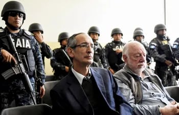 el-expresidente-guatemalteco-lvaro-colom-c-custodiado-en-el-juicio-sobre-corrupcion-que-enfrenta-afp-223406000000-1679608.jpg