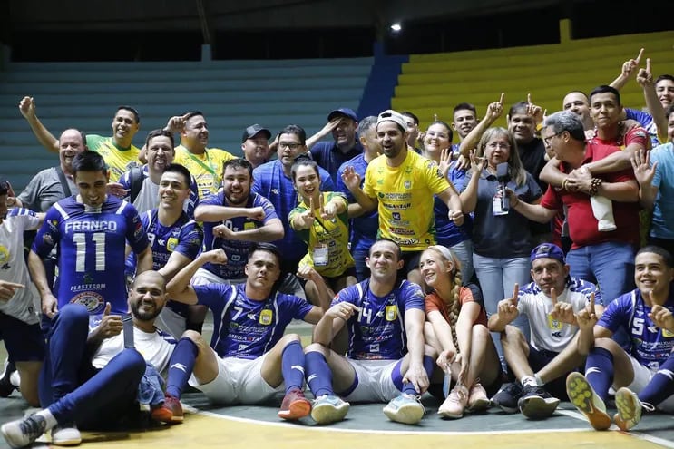 Los jugadores y directivos de Presidente Franco celebran el título de campeón del Campeonato Nacional de Fútbol de Salón 2023 en el Polideportivo Tajy Poty de la ciudad de Caaguazú.