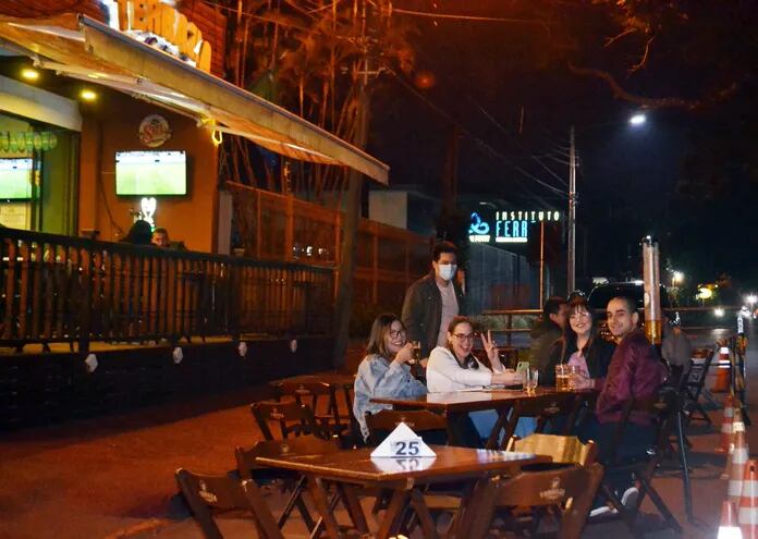 Los bares tuvieron la oportunidad de ubicar sus mesas y sillas en las calles, como apoyo a la reactivación económica del sector.