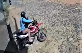 Momento en que uno de los delincuentes se lleva la motocicleta de una mujer.