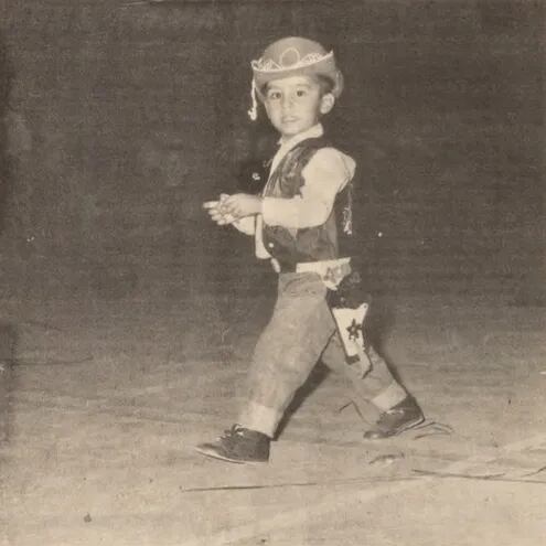 Édgar Domingo Riquelme ganó el primer premio en el corso infantil organizado por el Club Sport Colombia en 1968 con su disfraz de sheriff.