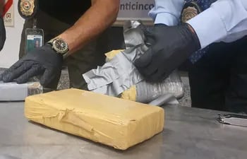 Detienen a un hombre en el aeropuerto por hallarse cocaína en su maleta.