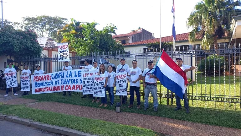 Los concejales y ciudadanos se manifestaron en la mañana del miércoles frente a la Contraloría General de la República.