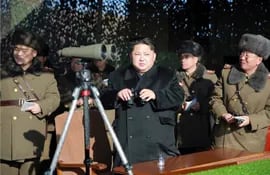 el-lider-norcoreano-kim-jong-un-c-cuando-observaba-un-concurso-de-artilleria-militar-en-corea-del-norte-ayer-efe-13159000000-1417616.jpg