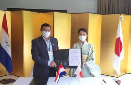 El convenio firmado por el gobernador Darío Medina y la embajadora Yoshie Nakatani Otsuka.