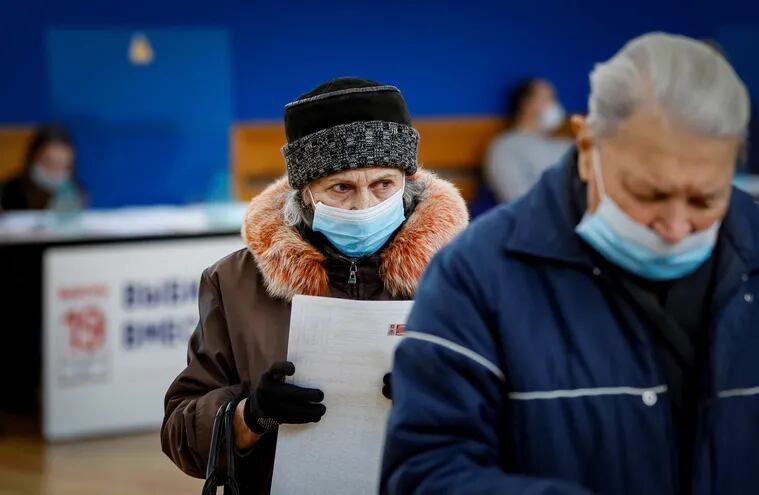 Una mujer con mascarilla para protegerse contra la infección por coronavirus vota en un colegio electoral durante las elecciones parlamentarias en Moscú. Elecciones de diputados de la Duma Estatal , gobernadores, diputados de la comarca y de la ciudad se extiende desde el 17 de septiembre hasta el 19 de septiembre.