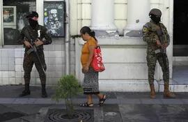Soldados permanecen en el centro de San Salvador, como parte de las labores de seguridad que han sido delegadas al ejército en San Salvador (El Salvador).