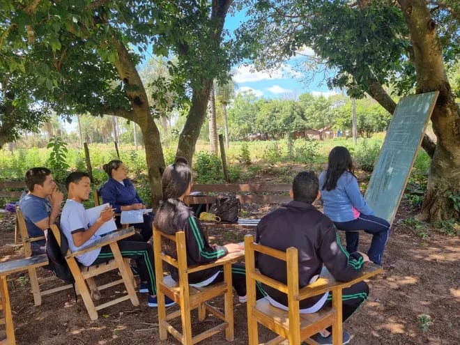 Alumnos de la escuela-colegio San Rafael desarrollan clases bajo los árboles