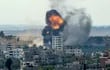 Una bola de fuego surge de un edificio en el distrito residencial Rimal de la ciudad de Gaza el 20 de mayo de 2021, durante el bombardeo israelí en el enclave controlado por Hamas.