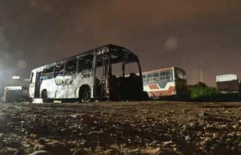 Bus afectado por el incendio en la parada de la empresa Guaraní SRL