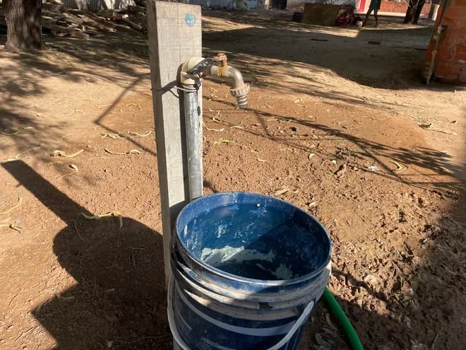 La falta de agua en el Chaco Central, que atraviesa por una intensa sequía sumada a las altas temperaturas en los últimos meses, impacta enormemente en las zonas urbanas y nativas que integran las crecientes ciudades chaqueñas, en donde ahorrar el agua no es una opción.