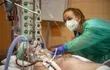 Una enfermera asiste a un paciente infectado con Covid-19 en una unidad de terapia intensiva.