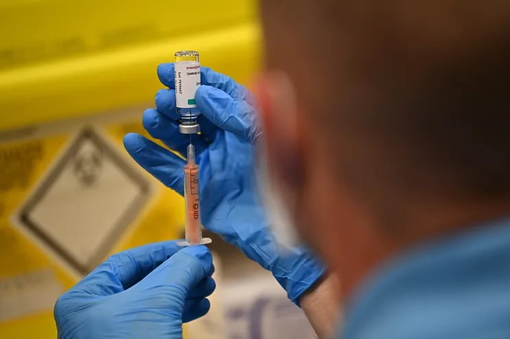 Según las estimaciones, este mes llegarán al país las primeras dosis de las vacunas.