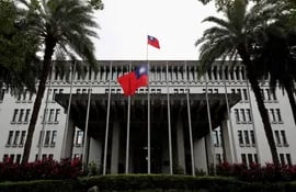 La bandera taiwanesa flamea frente a la sede del Ministerio de Exteriores, en Taipéi. La isla democrática perdió a un aliado con el retiro de Nicaragua.