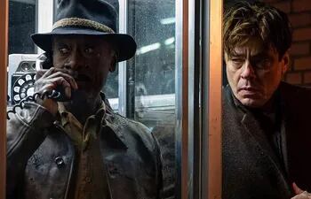 Don Cheadle y Benicio del Toro en "Ni un paso en falso".