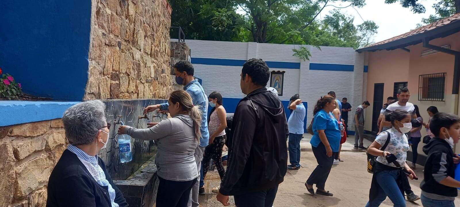 Miles de devotos llevaron agua del Pozo de la Virgen.