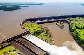 complejo-hidroelectrico-paraguayo-brasileno-de-itaipu-desde-la-izquierda-vertedero-con-uno-de-los-canales-abiertos-la-presa-principal-casa-de-maqu-193621000000-1804801.jpg