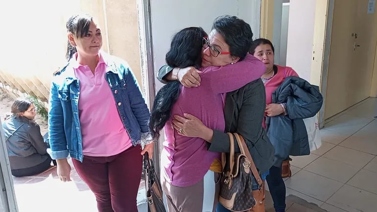 Una paciente que sufre de cáncer es abrazada por otra paciente oncológica del Hospital Nacional de Itauguá que la ayudó a conseguir su medicamento.