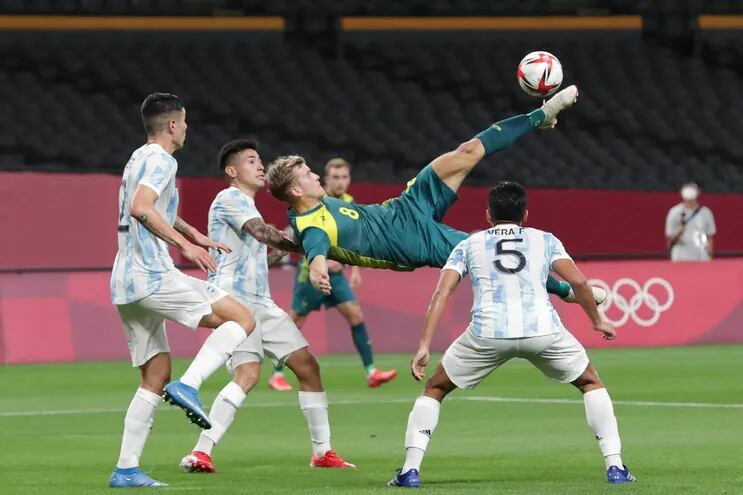 El jugador de Australia Riley McGree (C) disputa en balón en medio de tres argentinos, en el triunfo de su selección ante la Albiceleste por 2-0.