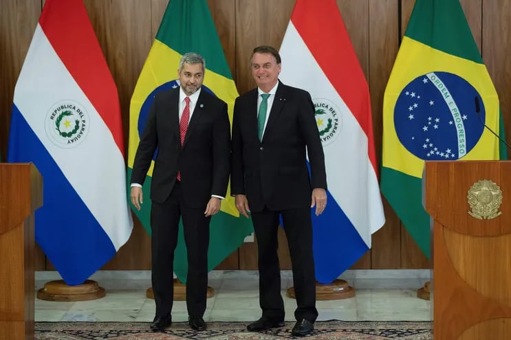 Mario Abdo Benítez y Jair Bolsonaro, mandatarios de Paraguay y Brasil respectivamente. Se reunieron el pasado 24 de noviembre pero nada hablaron del Informe Final de la CGR sobre la deuda ilegal, como sostiene el ente contralor, que Itaipú sigue pagando a la brasileña Eletrobras.