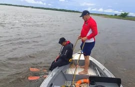 Buzos de la Prefectura Naval, realizan la búsqueda de una persona desaparecida en aguas del río Tebicuary en Villa Florida, Misiones.