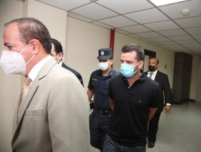 René Olmedo (remera negra), procesado por lesión grave como supuesto autor de la agresión que sufrió Nara Ledesma en la disco Morgan de Asunción.