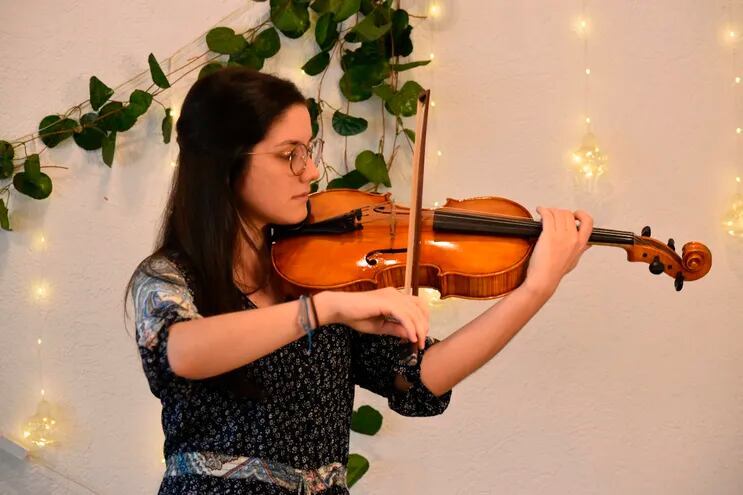 La destacada violista Débora Salinas.