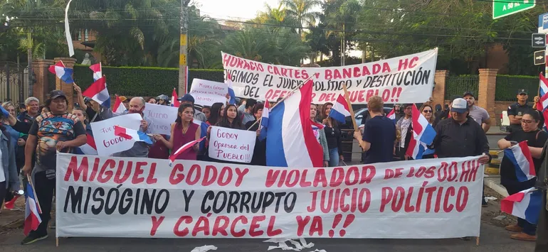 Manifestación contra el defensor del Pueblo, Miguel Godoy, frente a la casa de Horacio Cartes.