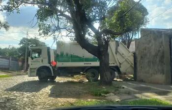 Camión recolector de la Municipalidad de Asunción estaba estacionado frente al portón de acceso vehicular de una vivienda particular, mientras los desechos pululan por las calles de la capital del país.