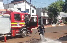 El tanque de combustible fue lanzado a la calle, donde los bomberos voluntarios se encargaron de sofocar las llamas.