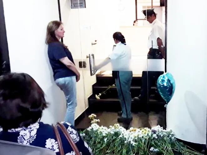 Familiares de Renato Rojas Talavera depositaron  ramos de flores blanca frente a una de las entradas al sanatorio Migone.