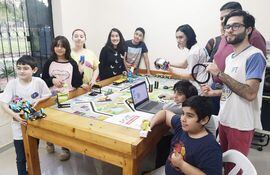 Alumnos y alumnas entre 10 y 17 años de colegios de distintas ciudades del departamento central pertenecientes al equipo Space Teens, se encuentran participando en una competencia de robótica organizada por First Lego League, en la ciudad de Río de Janeiro- Brasil.