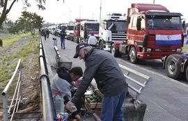 Camioneros en paro apostados en la Costanera de Asunción.