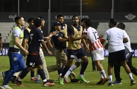 Momento de la batalla campal entre jugadores de Paraguay y República Dominicana en un amistoso Sub 23 en el estadio La Huerta, en Asunción.