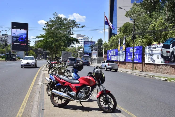 En pleno paseo central de la avenida Aviadores, frente a conocido centro comercial, motos aparcan irregularmente.