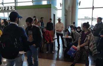 Un grupo de paraguayos que quedó varado en el aeropuerto de Sao Paulo, Brasil, tras la cancelación del vuelo. Cancillería los asistió y ahora hacen cuarentena en Foz de Iguazú a la espera de poder volver a ingresar.