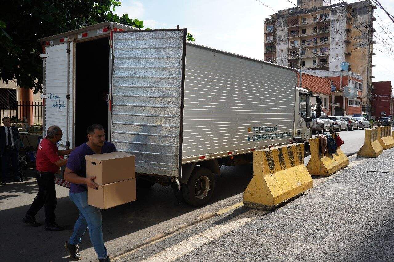 Documentos del IPS fueron transportados en dos camiones y descargados en el Poder Judicial. 