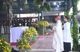 Monseñor Ricardo Valenzuela, durante la misa central en la Basílica de Caacupé este jueves 8 de diciembre del 2022.