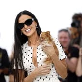 Demi Moore llegó con su chihuahua Pilaf al estreno de 'The Substance' en el Festival de Cannes.