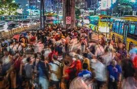 Una multitud de personas en una estación de trenes en Manila, Filipinas.