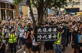 Los manifestantes cantan consignas durante una manifestación contra una nueva ley de seguridad nacional en Hong Kong el 1 de julio de 2020.