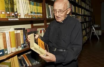 El padre Olegario hasta ahora es amante de la lectura.