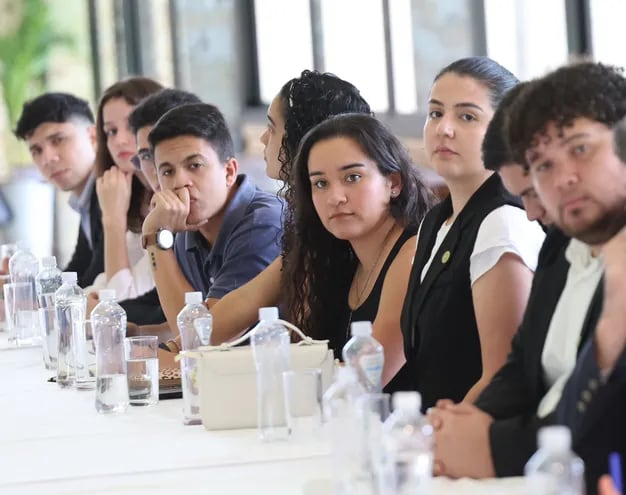 Reunión de la Presidencia de la República con estudiantes universitarios sobre Arancel Cero.